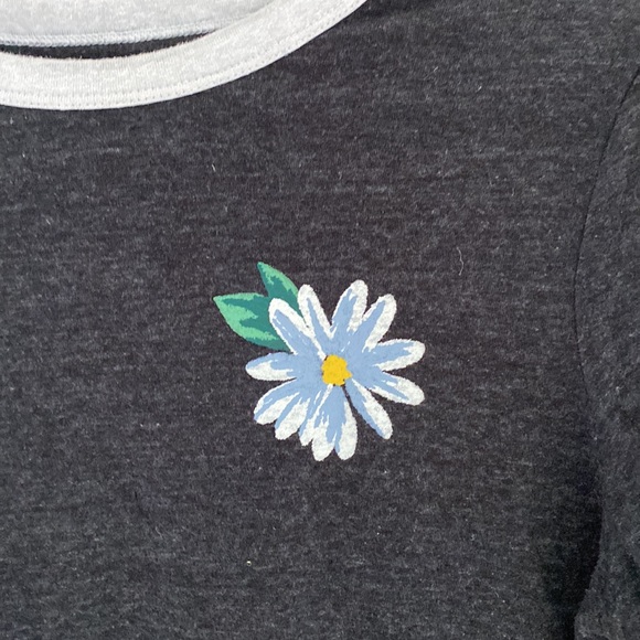 Dark gray Old Navy t shirt with white flower - Picture 2 of 3